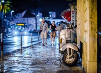 Czy mając 18 lat mogę jeździć skuterem 2023? Czy mając 18 lat mogę jeździć skuterem 2023?