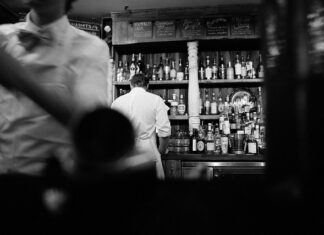 Do jakiej szkoły trzeba iść żeby zostać barmanem?