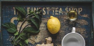 Kiedy dodawać miód i cytrynę do herbaty?