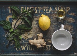 Kiedy dodawać miód i cytrynę do herbaty?