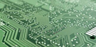 Co znajduje się na płycie głównej?